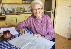 Věra Moravcová (92) nad volebními seznamy. Sama kandiduje za ODS.