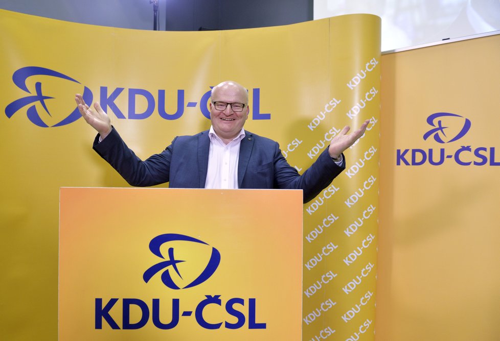 Místopředseda KDU-ČSL Daniel Herman promluvil s novináři (Komunální volby 2018).