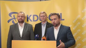 Tisková konference KDU-ČSL v průběhu komunálních voleb 2018, Zleva Bartošek, Bělobrádek a Jurečka