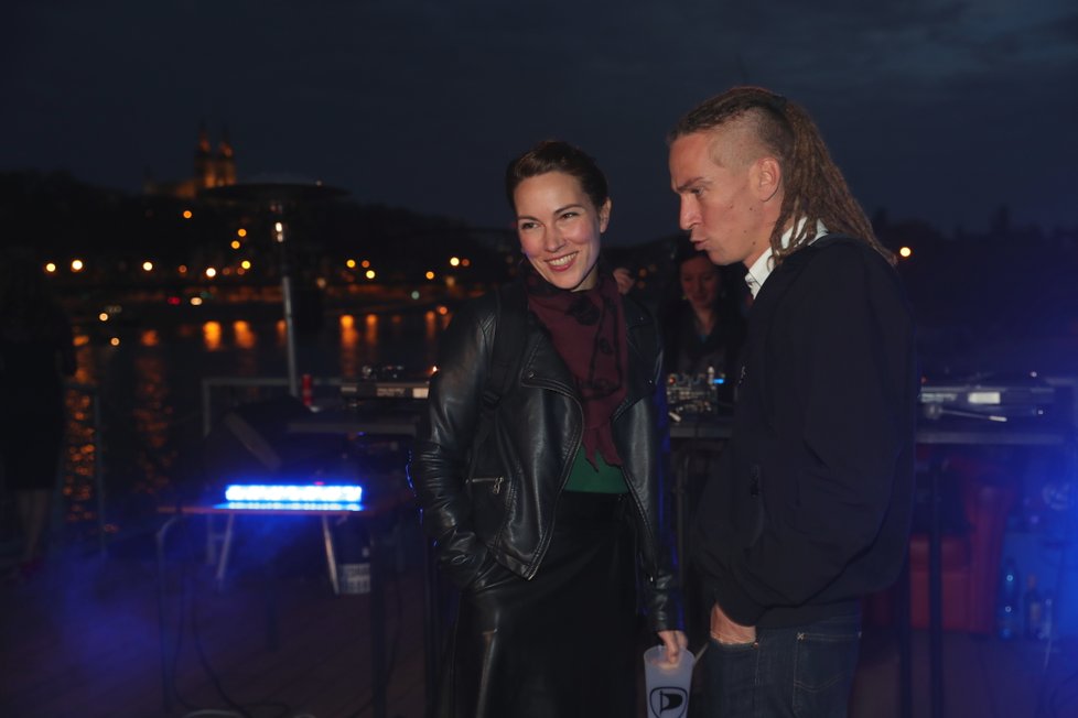 Komunální volby 2018: Předseda Pirátů Ivan Bartoš s manželkou Lydií.