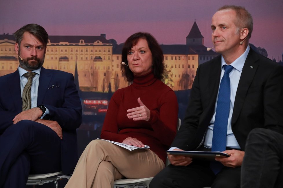 Doprava, parkování nebo přehřátá letní Praha - to byla témata debaty kandidátů na primátora Prahy. Na snímku Jakub Landovský (ČSSD), Marta Semelová (KSČM) a Pavel Sehnal (ODA).