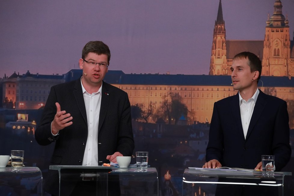 Doprava, parkování nebo přehřátá letní Praha - to byla témata debaty kandidátů na primátora Prahy. Na snímku Jiří Pospíšil (TOP 09) a Jan Čižinský (Praha Sobě).