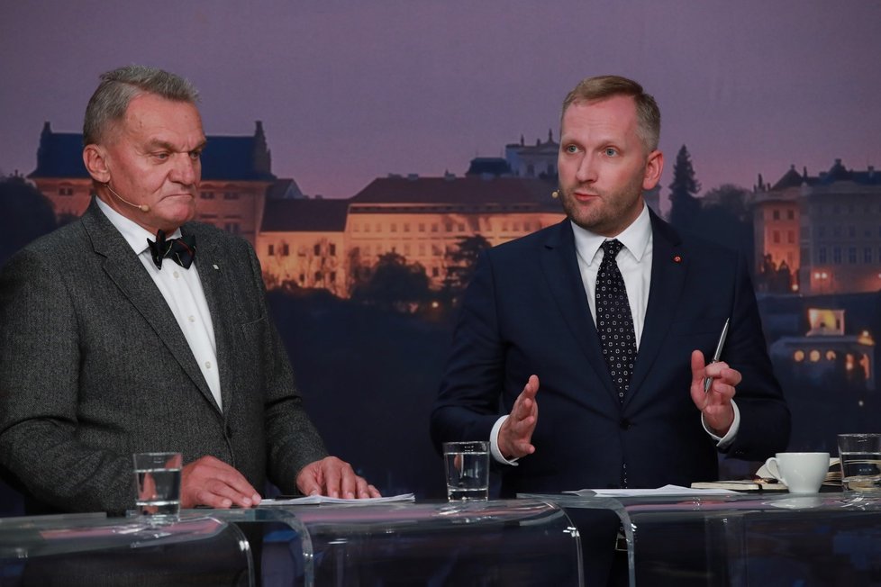 Doprava, parkování nebo přehřátá letní Praha - to byla témata debaty kandidátů na primátora Prahy. Na snímku Bohuslav Svoboda (ODS) a Petr Stuchlík (ANO)