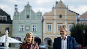 Komunální volby 2022: Předseda Senátu Miloš Vystrčil (ODS) šel volit s manželkou Ivanou v Telči (23.9.2022)