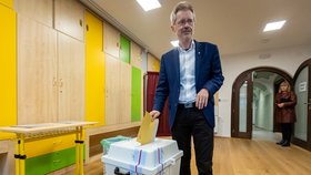 Komunální volby 2022: Předseda Senátu Miloš Vystrčil (ODS) šel volit s manželkou Ivanou v Telči (23.9.2022).