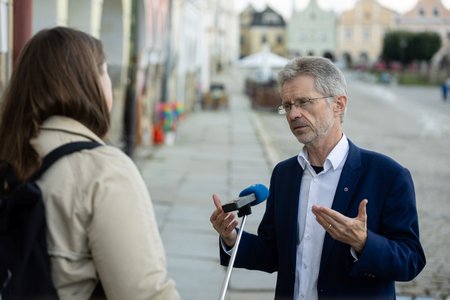 Komunální volby 2022: Předseda Senátu Miloš Vystrčil (ODS) šel volit s manželkou Ivanou v Telči (23.9.2022)