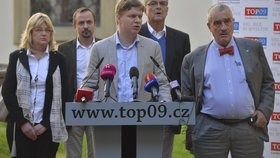 Tomáš Hudeček na tiskovce TOP 09 s Miroslavem Kalouskem a Karlem Schwarzenbergem