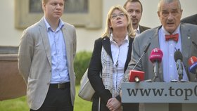Dosluhující primátor Prahy Tomáš Hudeček působil trochu smutným dojmem. Zbraně však nesložil