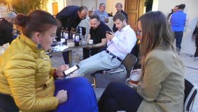 Žít Brno rozbilo volební stan v kavárně Praha na Husově ulici. Končící náměstek primátora Matěj Hollan (uprostřed) bedlivě sledoval průběžné výsledky v mobilu.