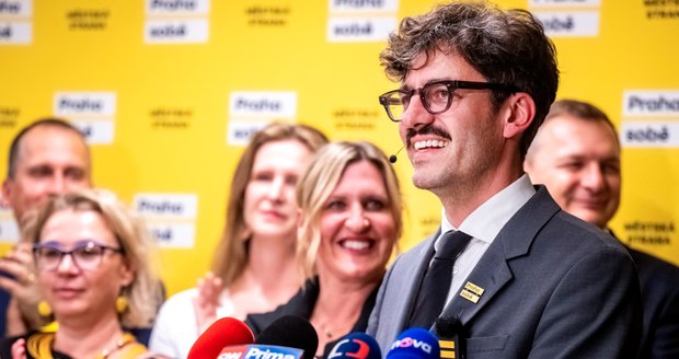 Předseda a lídr kandidátky Adam Scheinherr hovoří na tiskové konferenci ve volebním štábu Praha sobě, kde zástupci strany sledují výsledky komunálních a senátních voleb, 10. října 2026, Praha.