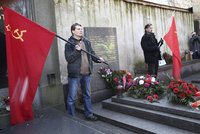 Vítězný únor slavili komunisté u Gottwaldova hrobu: Radost jim kazili odpůrci
