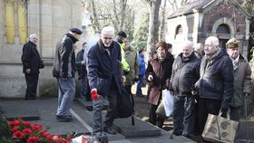 Na Olšanských hřbitovech se u Gottwaldova hrobu sešli komunisté i jejich odpůrci
