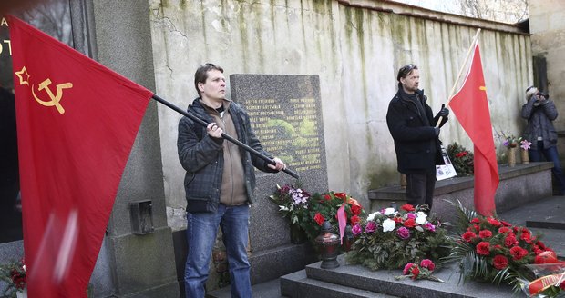 Vítězný únor slavili komunisté u Gottwaldova hrobu: Radost jim kazili odpůrci