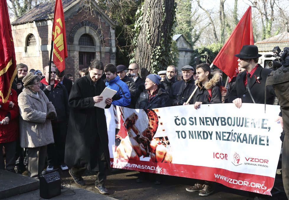 2015: Na Olšanských hřbitovech se u Gottwaldova hrobu sešli komunisté i jejich odpůrci.