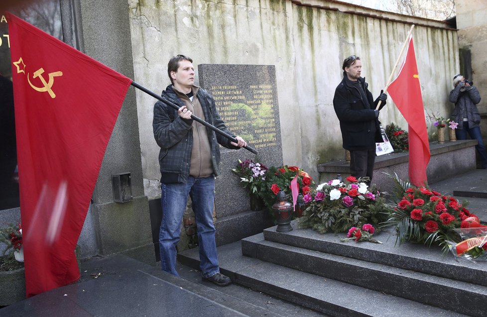 Na Olšanských hřbitovech se u Gottwaldova hrobu sešli komunisté i jejich odpůrci