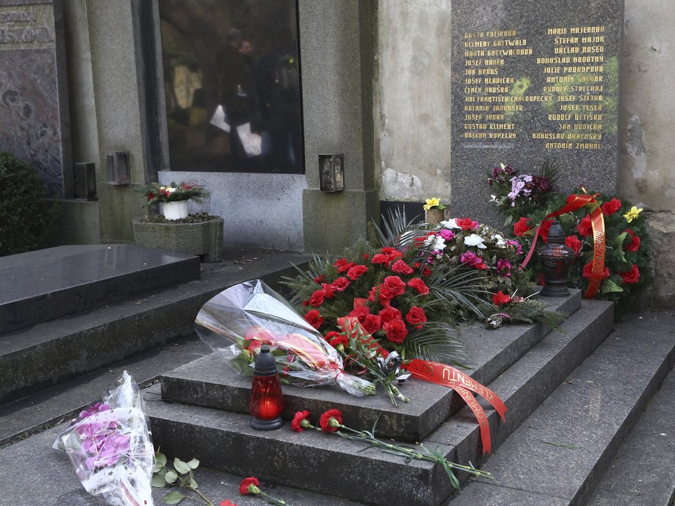 2015: Na Olšanských hřbitovech se u Gottwaldova hrobu sešli komunisté i jejich odpůrci.