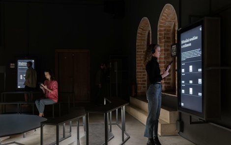 Expozice Tiché hrdinství ve Staré radnici v Brně využívá moderní technologie.