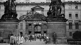 Život za socialismu: Prohlídka Pražského hradu. Rok 1971