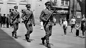 Život za socialismu:  Prohlídka Pražského hradu, rok 1971. Výměně stráží bedlivě přihlížela i rodina pana Klímy, manželka a dvě dcery.