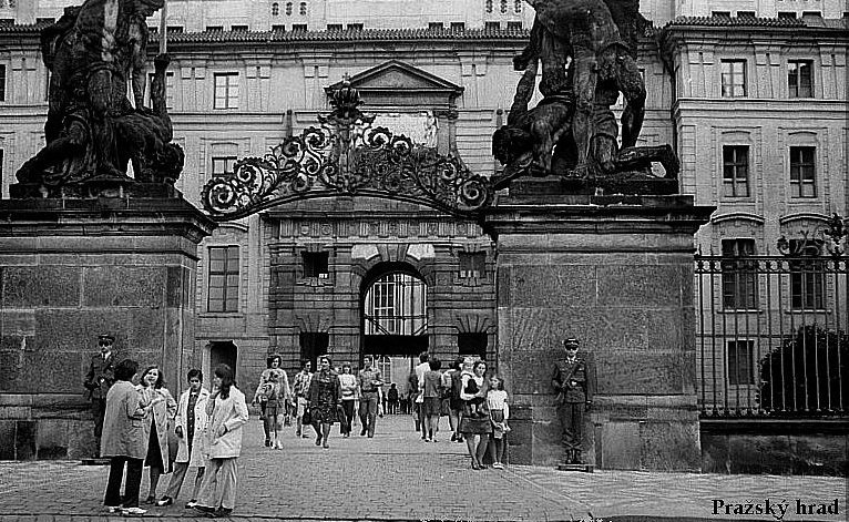 Život za socialismu: Prohlídka Pražského hradu Rok 1971