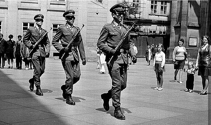 Život za socialismu:  Prohlídka Pražského hradu. Rok 1971. Výměně stráží bedlivě přihlížela i rodina pana Klímy. Manželka a dvě dcery