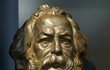 Busta Karla Marxe i dalších »zdobily« mnoho úřadů a škol.