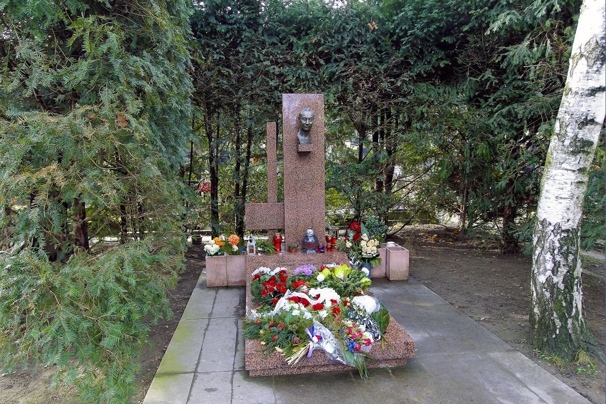 Hrob Alexandra Dubčeka v Bratislavě na hřbitově ve Svlávičiem údolí