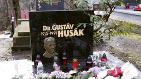 Hrob Gustáva Husáka se nenachází na tom samém hřbitově, jako Dubčekův. Exprezident Husák zemřel v Bratislavě, pochovali ho na hřbitově v Dúbravce