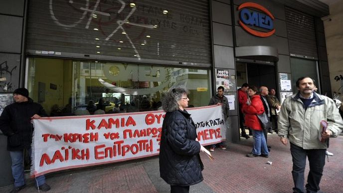 Protest před jedním z athénských úřadů práce