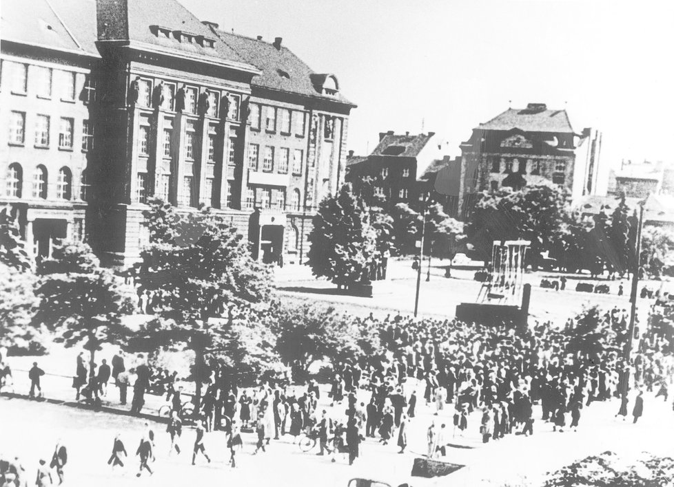 Autentický záběr na demonstraci proti měnové reformě v Plzni