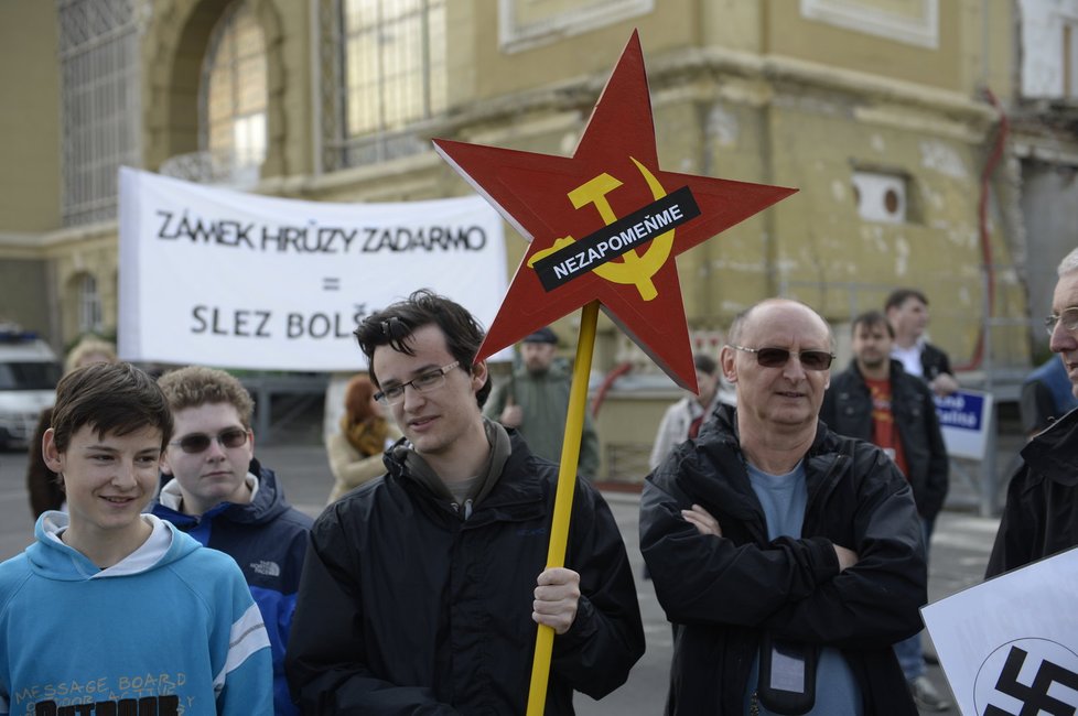 Antikomunistickými letáky se to před pražským Výstavištěm jen hemžilo. (01.05.2014)