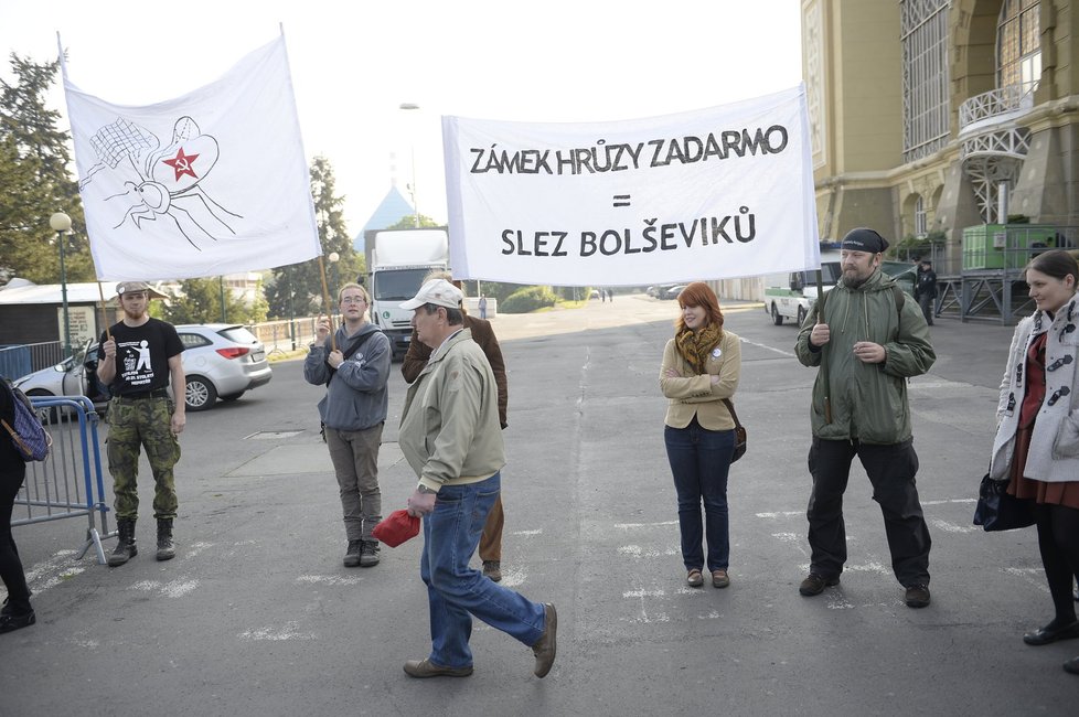 Komunisty čekal při příchodu na akci hlouček odpůrců rudé strany. (01.05.2014)