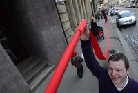 Mladí protestovali proti spojenectví KSČM a ČSSD: Vytvořili lidský řetěz