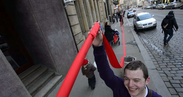 Lidský řetěz spojený červenou stuhou propojil 14. března v centru Prahy sídlo KSČM se sídlem ČSSD.