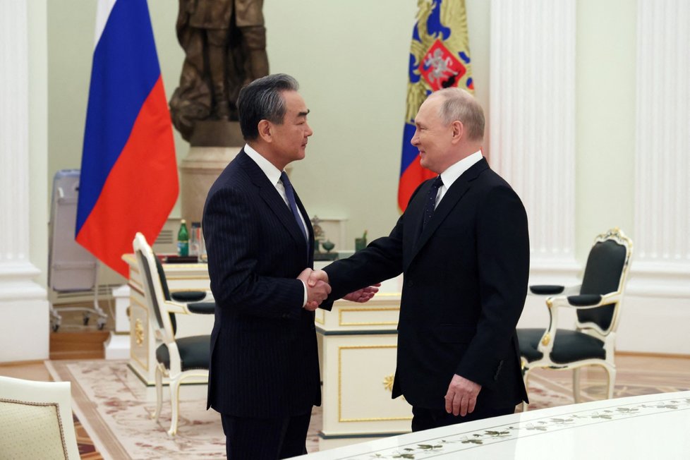 Šéf čínské diplomacie Wang I u Vladimira Putina (22. 2. 2023).