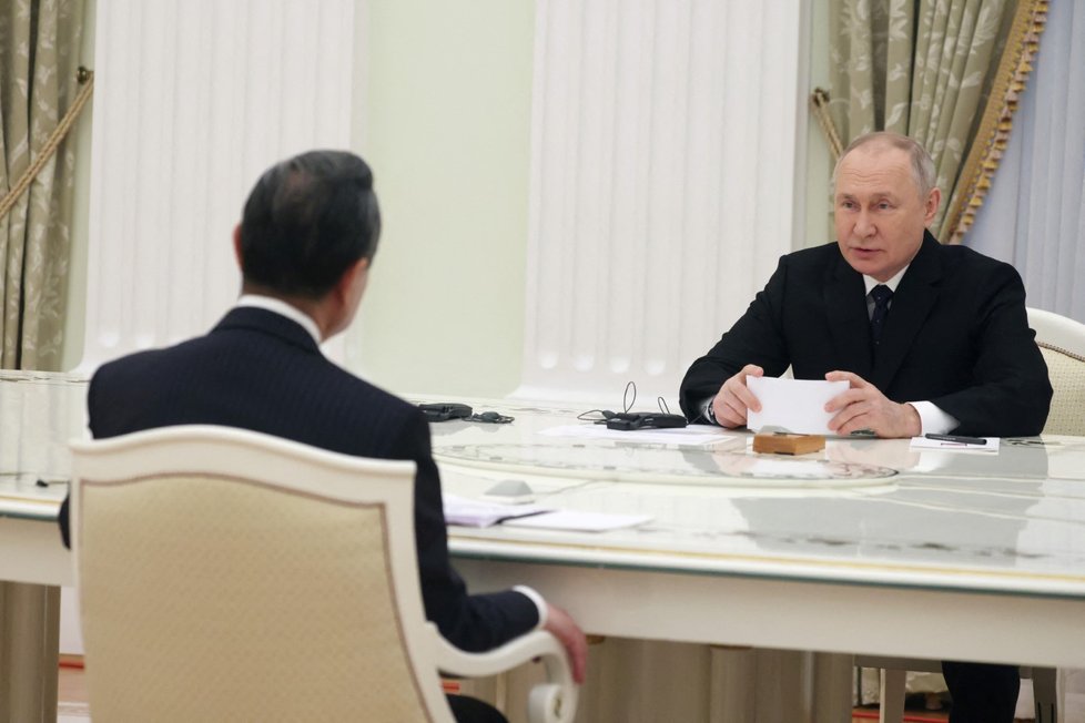 Šéf čínské diplomacie Wang I u Vladimira Putina (22. 2. 2023)