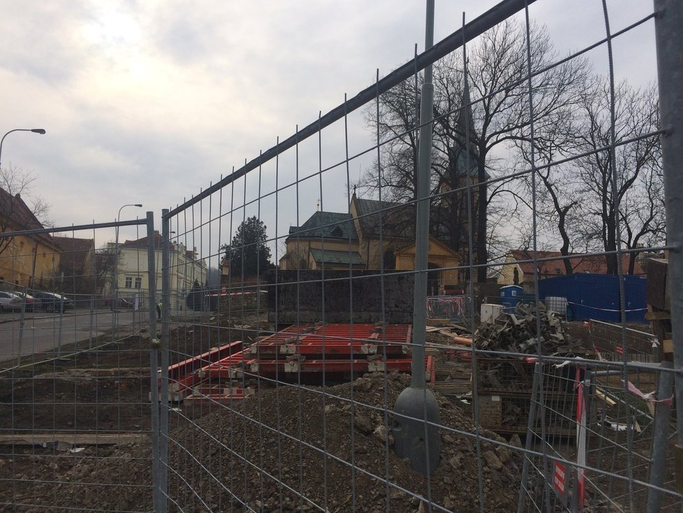 Komunitní centrum H55 roste těsně vedle kostela sv. Jiří.