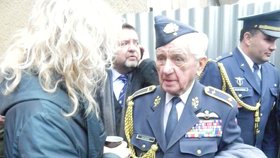 Brigádní generál Emil Boček (93), legenda veteránů z druhé světové války, je stále v kondici a v dobré náladě.