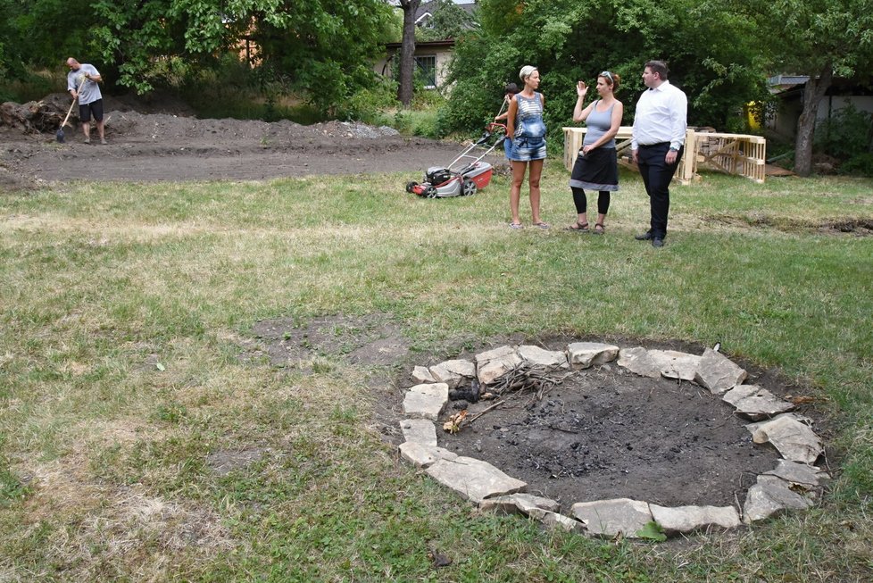 V Libni se otevřela nová komunitní zahrada, slibuje pravidelný program pro veřejnost.