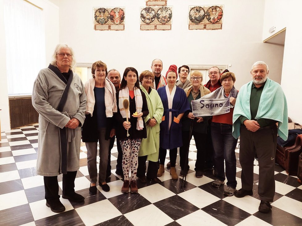 Členové Komunitní sauny Drobného přišli na jednání brněnského zastupitelstva v županech.