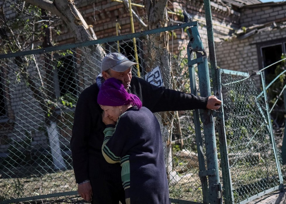 Válka na Ukrajině: Vesnice Komyshivka je v troskách, lidé se sem ale postupně vracejí. (12. 5. 2022)