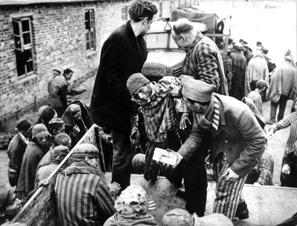 Osvobození koncentračního tábora Neuengamme, za jehož zdmi se děly nevyslovitelné hrůzy.
