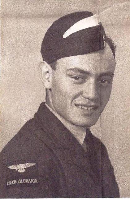 Synovi továrníka Glasera Tomášovi se podařilo uprchnout před nacisty do Anglie, kde se stal letcem RAF