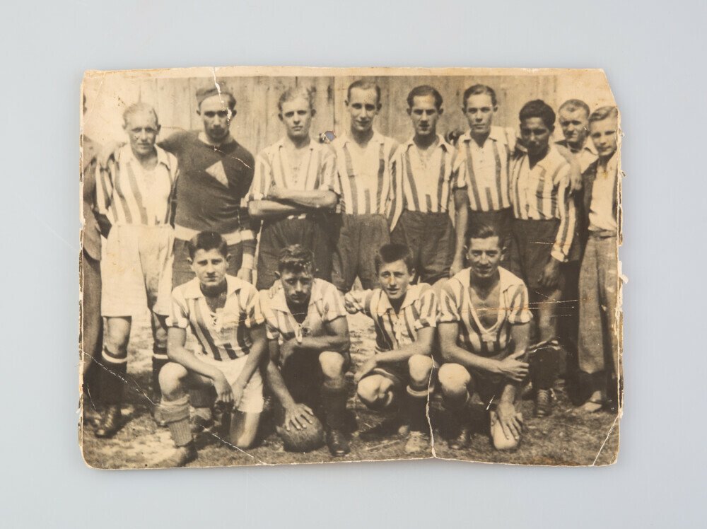 František Daniel (třetí zprava nahoře) jako člen fotbalového týmu ve 30. letech.
