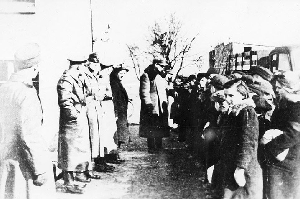 Strážníci SS složek kontrolující příchod dětí do tábora na jaře 1943