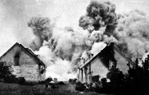 76 let od vypálení Lidic. Nacisti stříleli do mužů, ženy a děti poslali do plynu