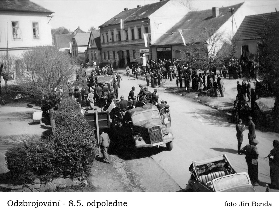 Odzbrojování německých kolon 8. 5. 1945 před radnicí v Bernarticích.