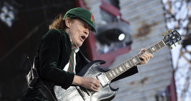 Na koncert AC/DC v Praze přišly desetitisíce lidí.