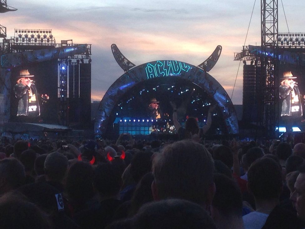 AC/DC si podmanili Prahu. Na jejich koncert přišly desetitisíce lidí, další jej poslouchali za hrazením.