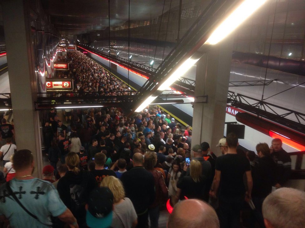 Takto vypadalo metro po skončení koncertu.